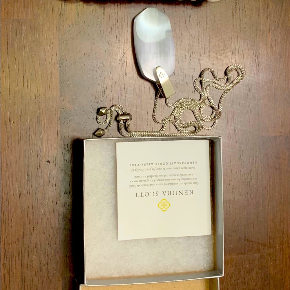 Kendra Scott pendant NWT